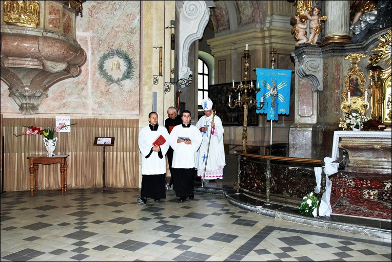 Slavnostn bohosluba k 14. vro papesk korunovace milostn sochy Panny Marie - 28.8.2011 -  foto 1