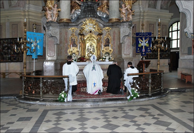 Slavnostn bohosluba k 14. vro papesk korunovace milostn sochy Panny Marie - 28.8.2011 -  foto 2