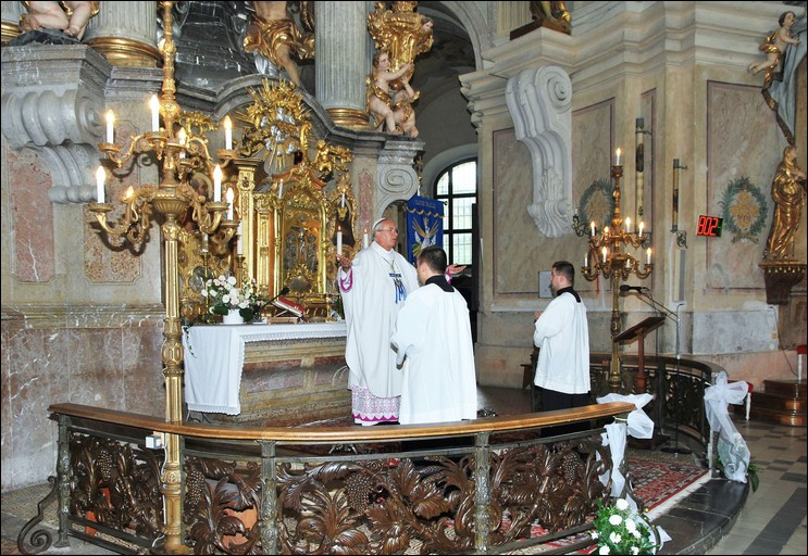 Slavnostn bohosluba k 14. vro papesk korunovace milostn sochy Panny Marie - 28.8.2011 -  foto 20