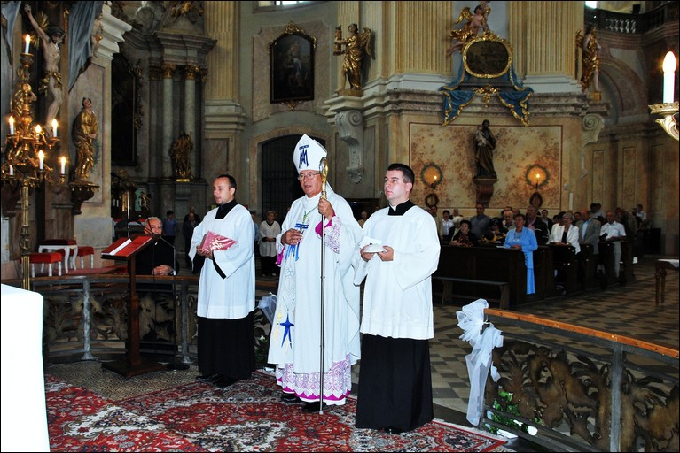 Slavnostn bohosluba k 14. vro papesk korunovace milostn sochy Panny Marie - 28.8.2011 -  foto 32